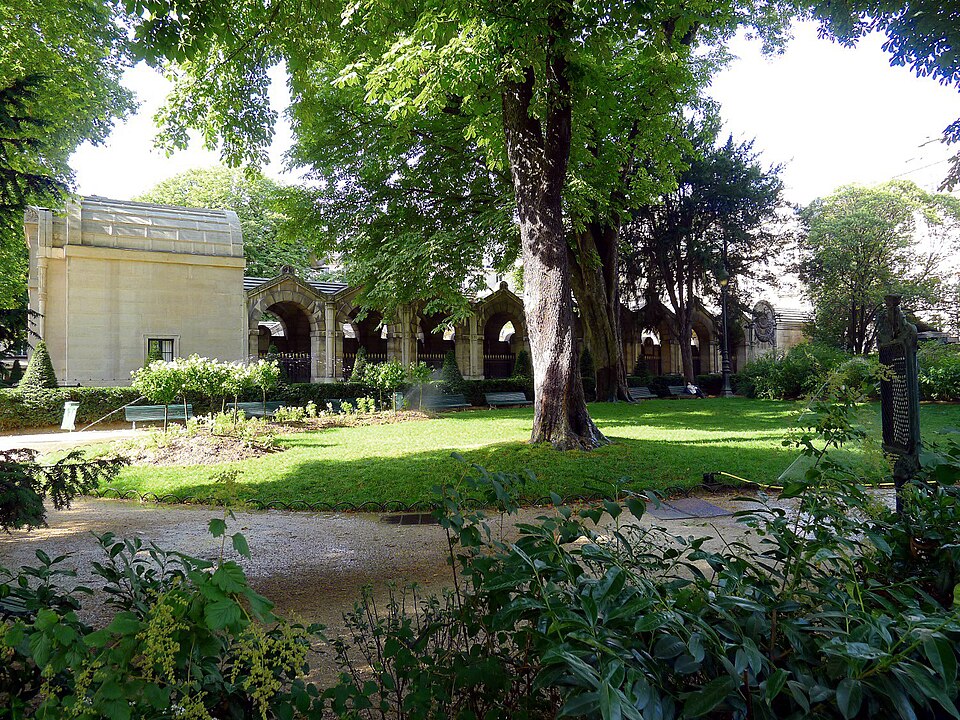 A photograph of square Louis-XVI