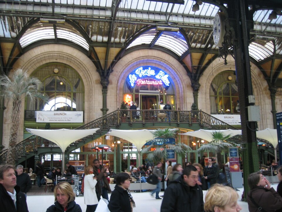A photograph of Le Train Bleu