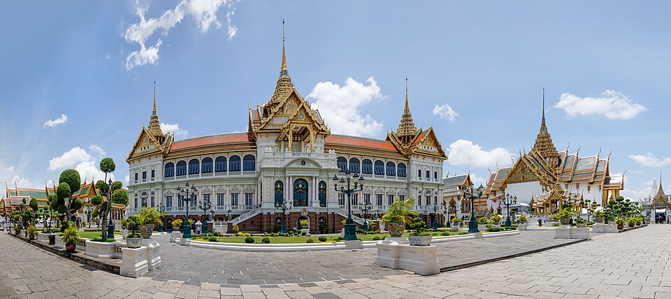 A photograph of Chakri Maha Prasat Throne Hall