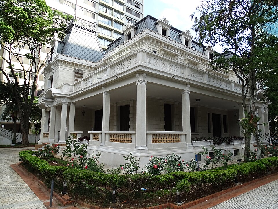 A photograph of Casa das Rosas