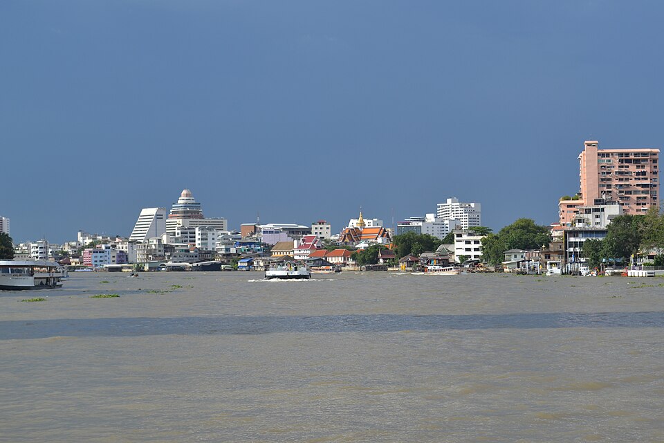 A photograph of Wat Pathum Khongkha Ratchaworawihan