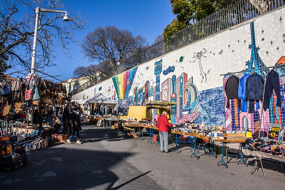 A photograph of Feira da Ladra