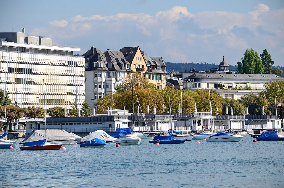 A photograph of Seebad Utoquai