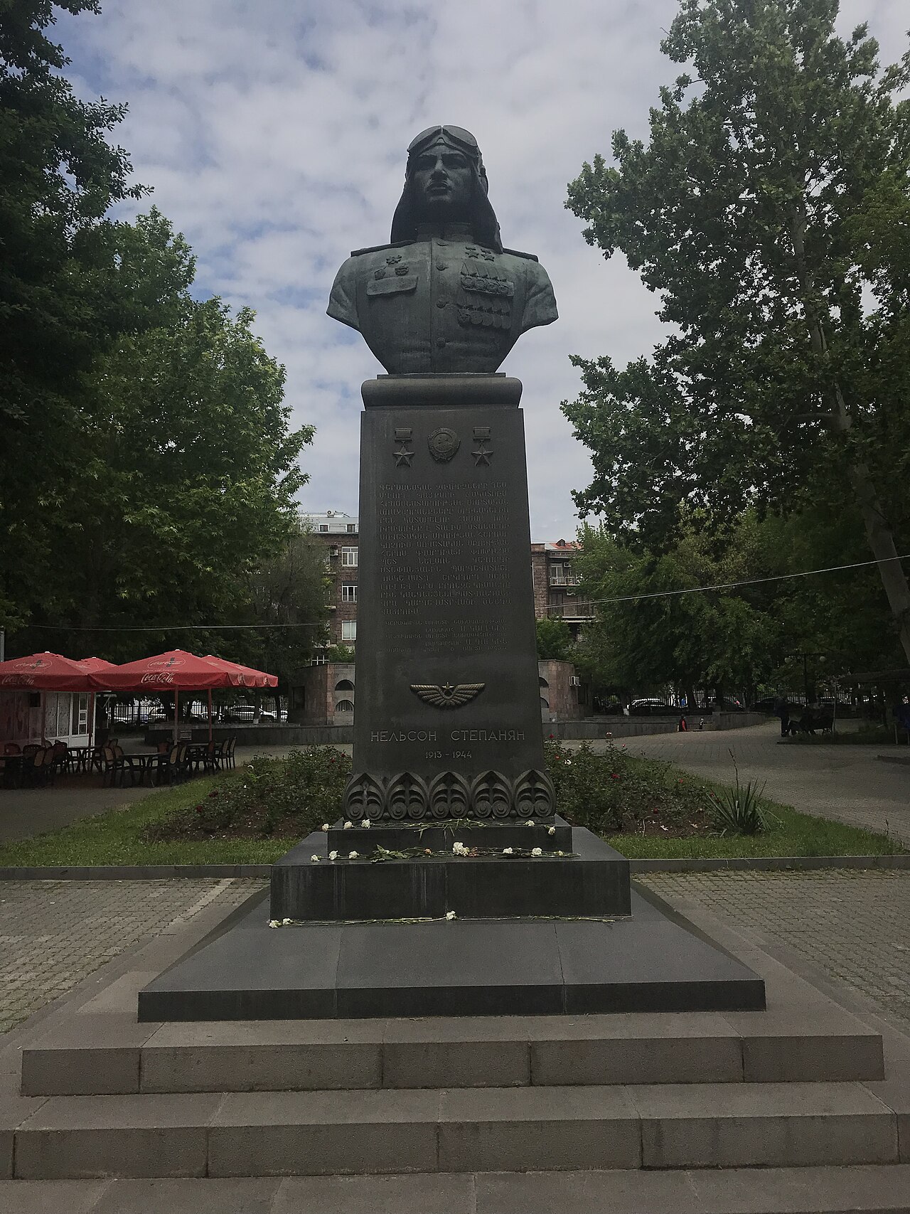 Erivan'daki Nelson Stepanyan Büstü fotoğrafı