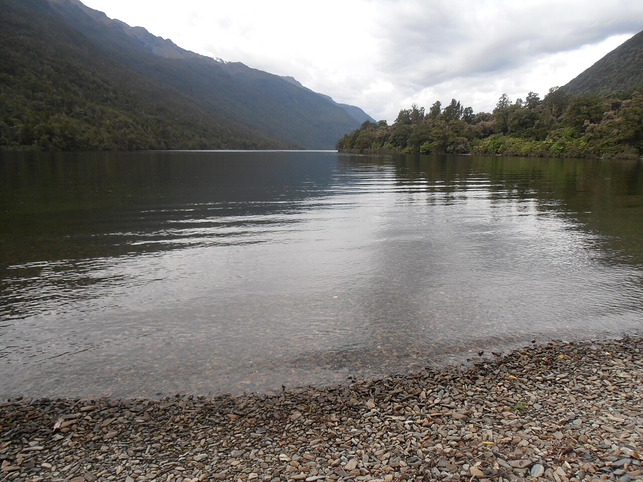 Una fotografia di Lake Alabaster/Wāwāhi Waka