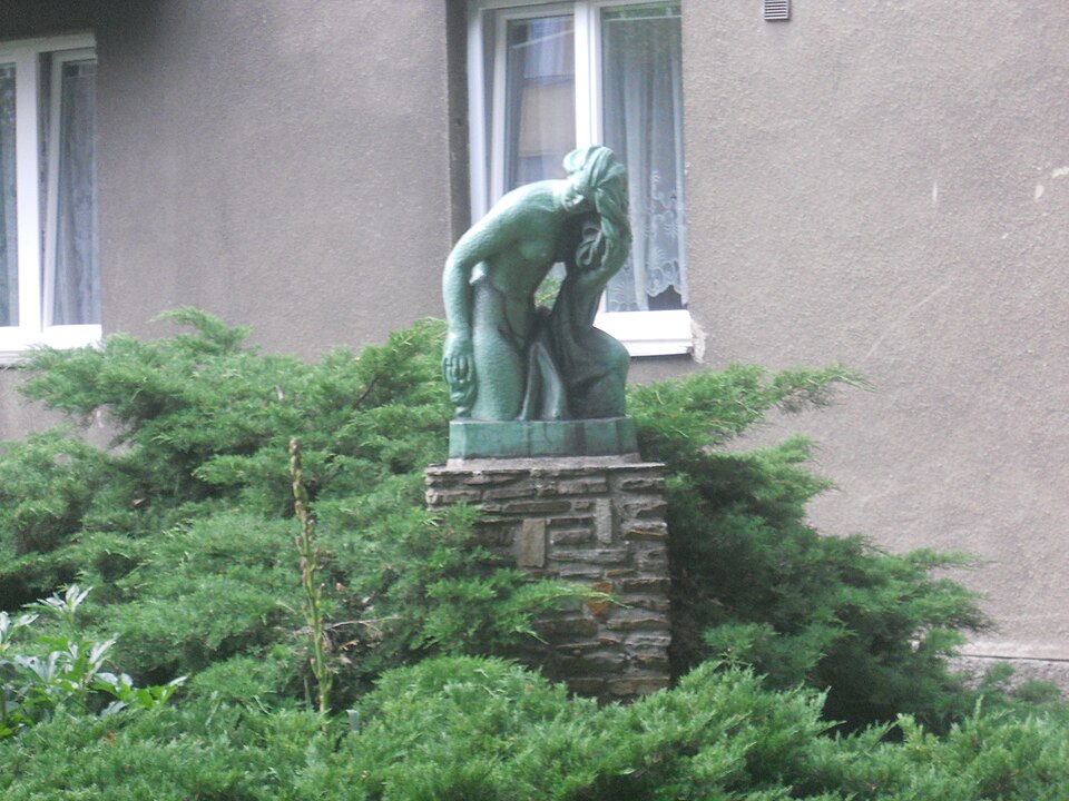 A photograph of Plastik "Die Badende" by Christa Vogelmayer