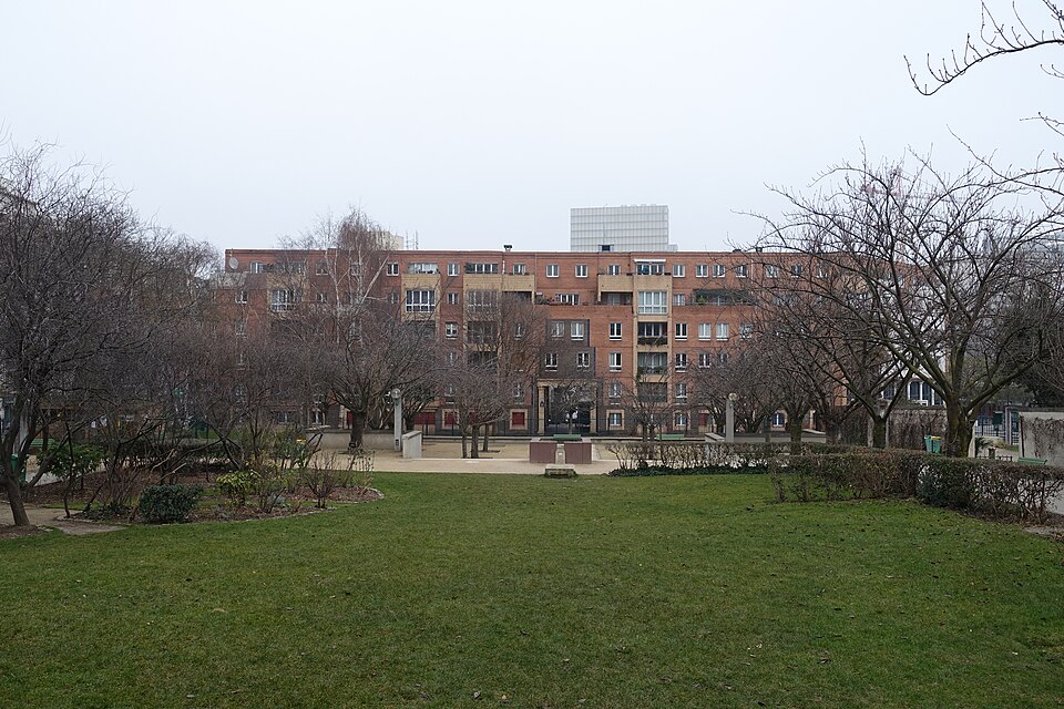 A photograph of square Héloïse-et-Abélard