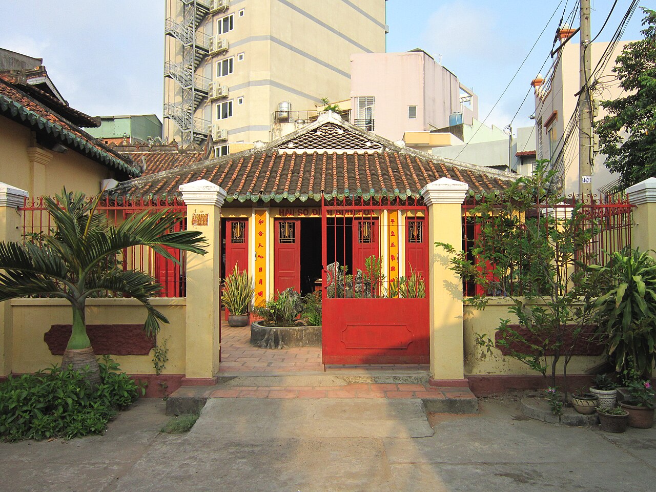A photograph of đình Hoà Bình