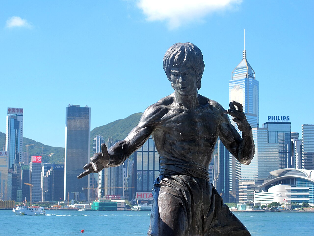 Statue of Bruce Lee fotoğrafı