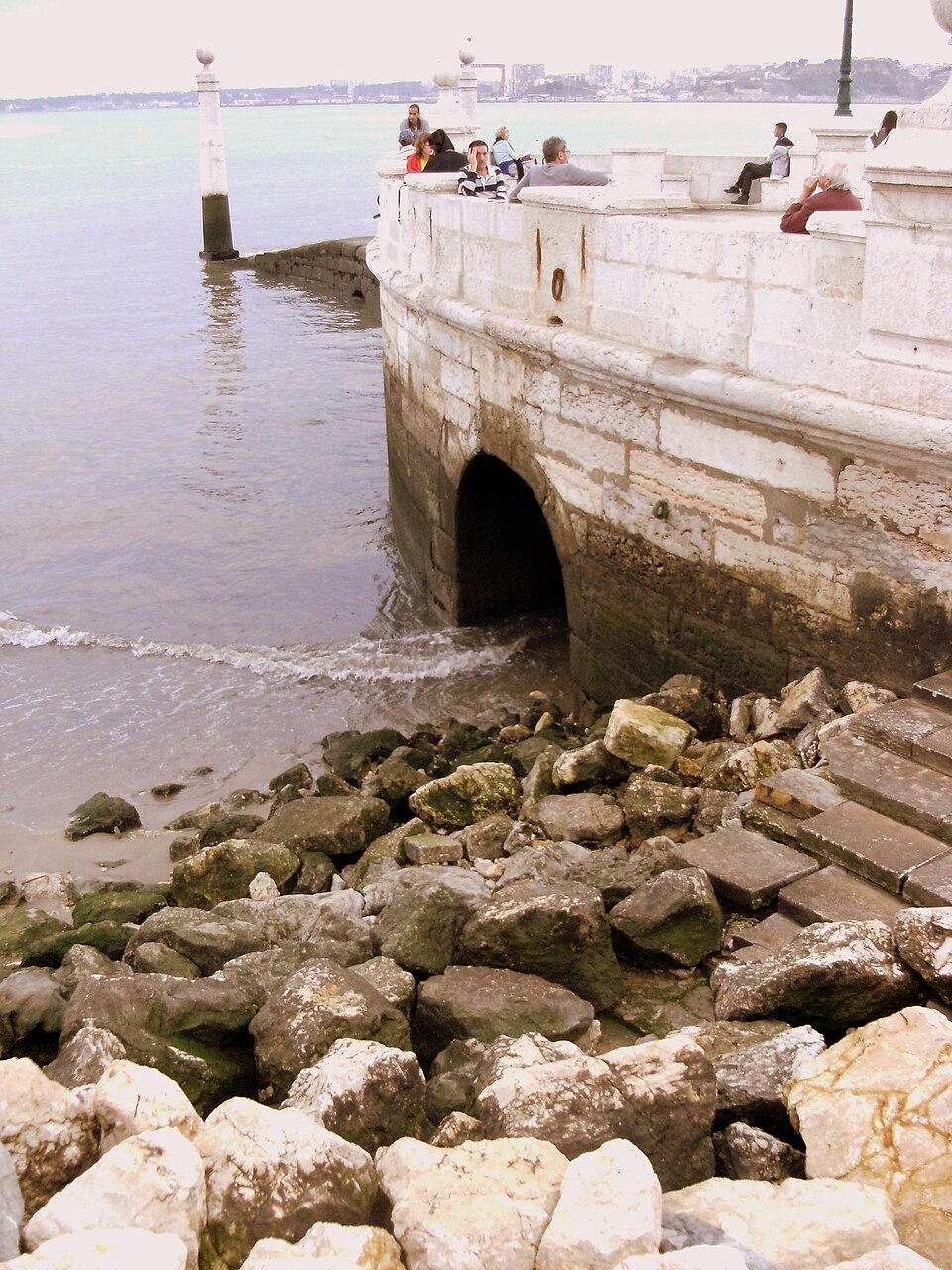 A photograph of Cais das Colunas