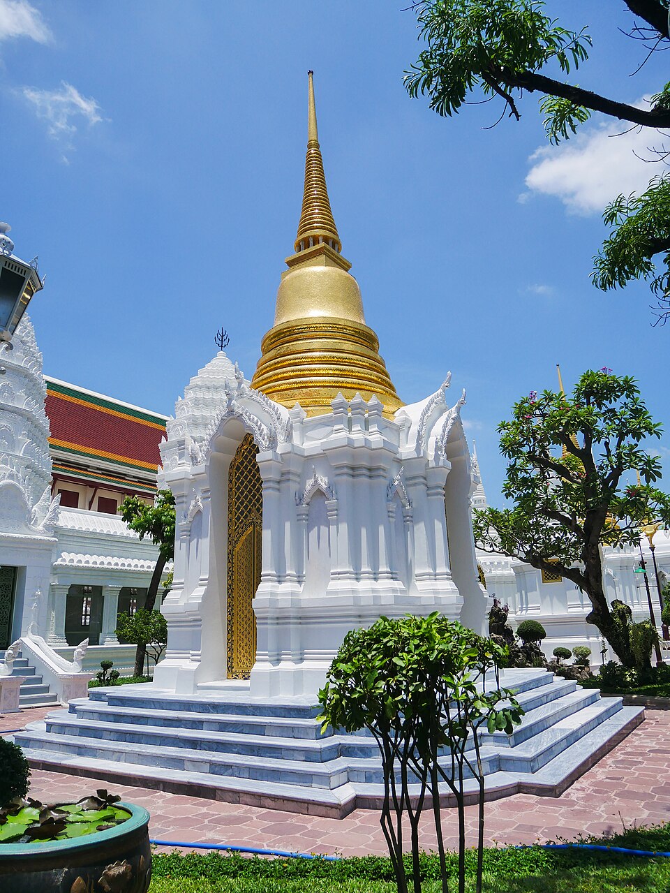 A photograph of Wat Ratchabophit Royal Cemetery