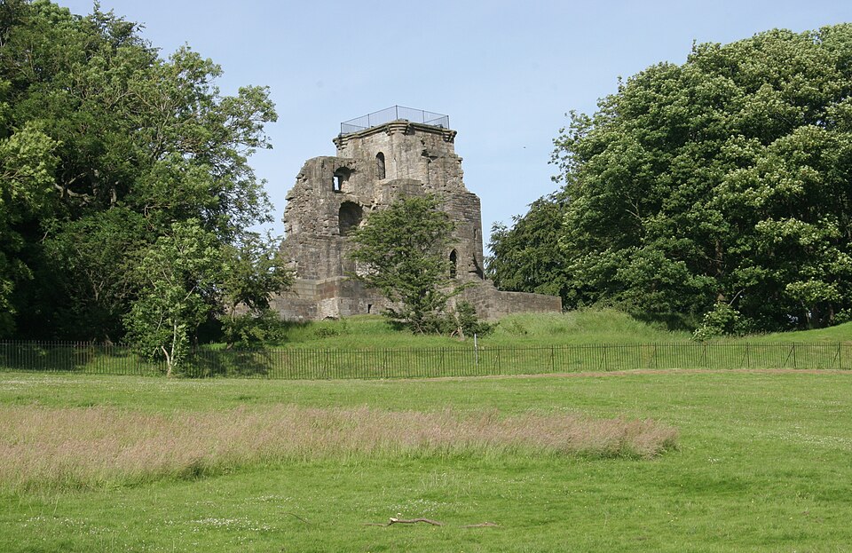 A photograph of Crookston Castle