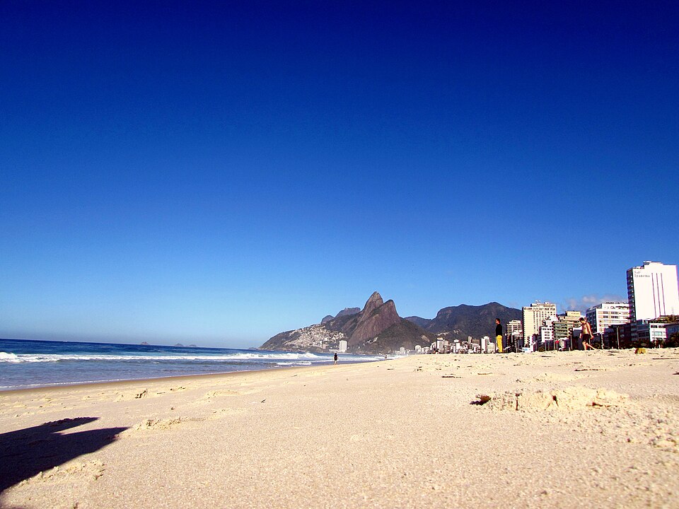 A photograph of Praia de Ipanema