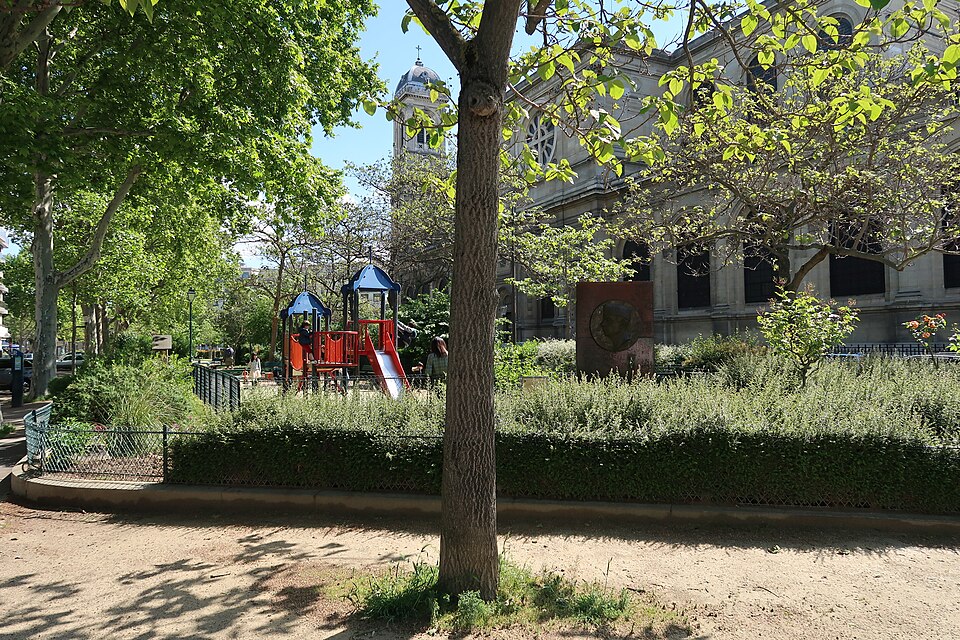 A photograph of square Pierre-de-Gaulle