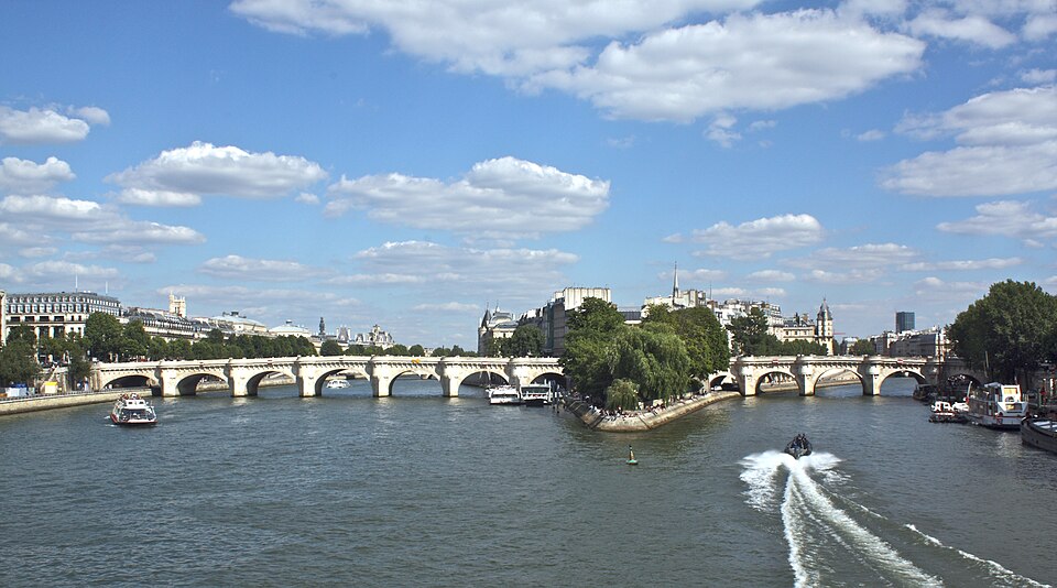 A photograph of Pont Neuf