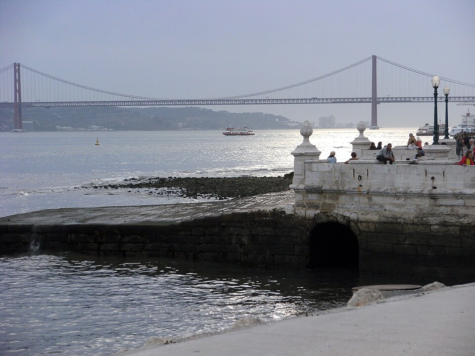 A photograph of Cais das Colunas