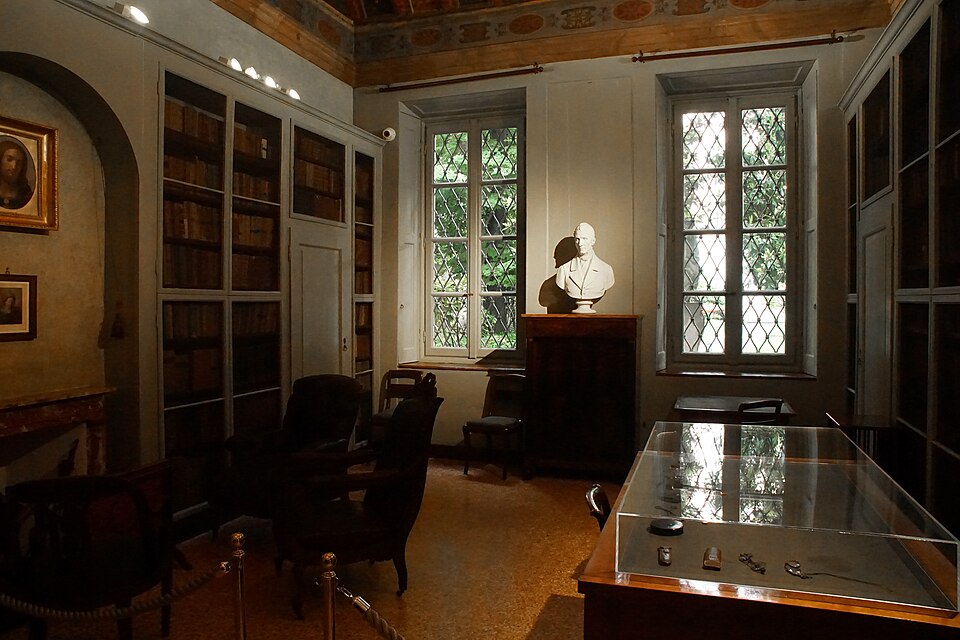 A photograph of House Manzoni