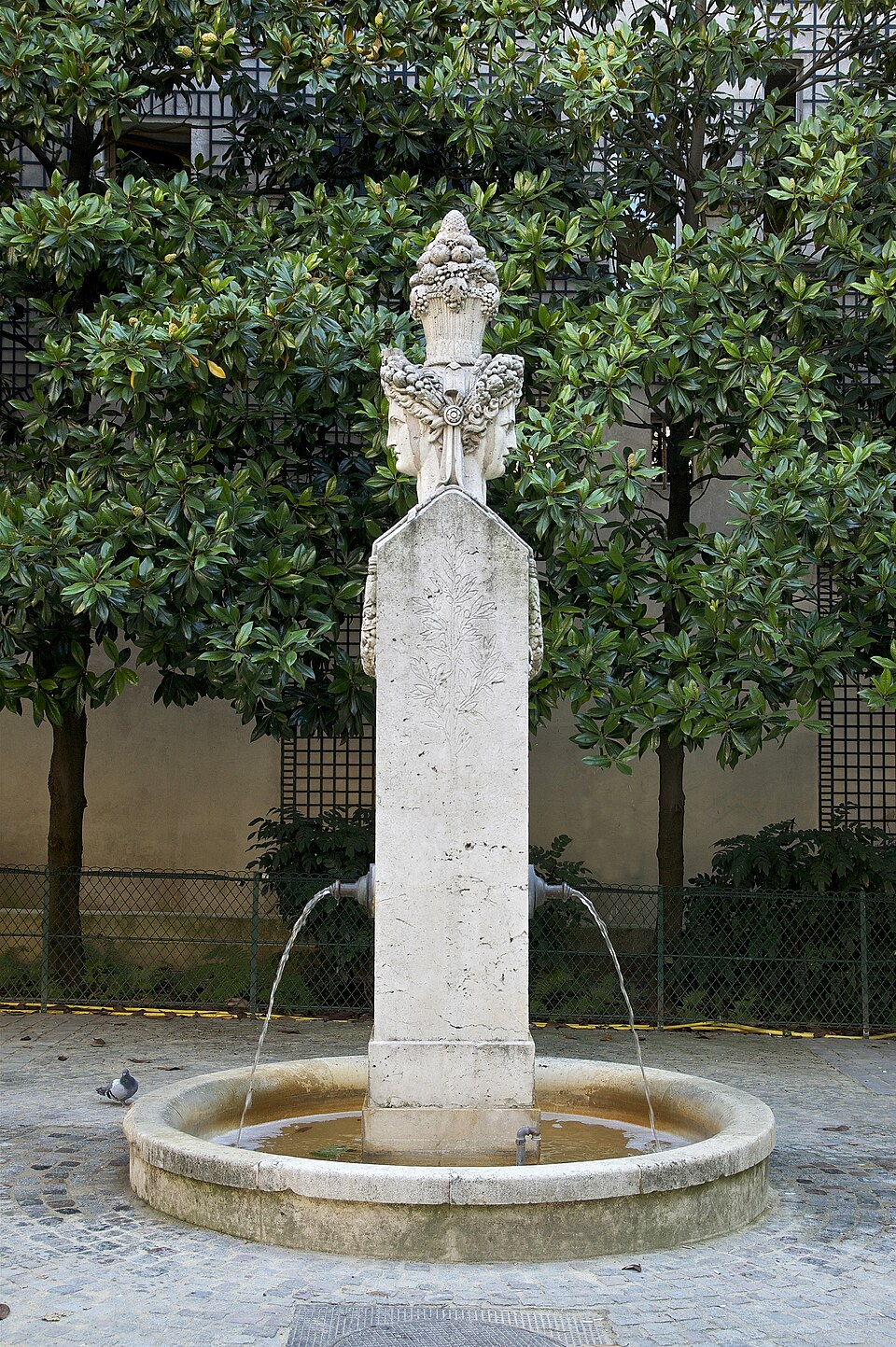 A photograph of Fontaine du Marché-aux-Carmes
