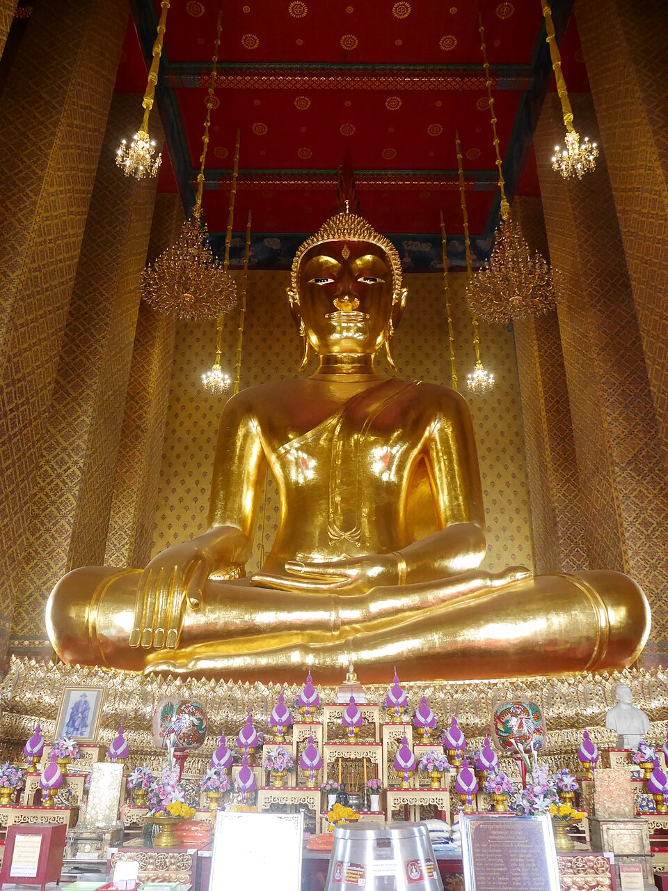 A photograph of Wat Kalayanamitr