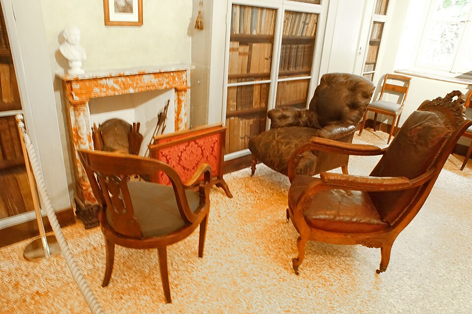 A photograph of House Manzoni