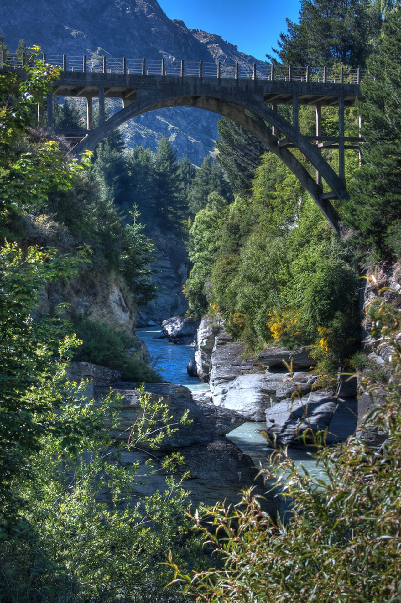 Una fotografia di Edith Cavell Bridge