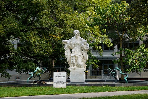 sculptures in Maurer Rathauspark