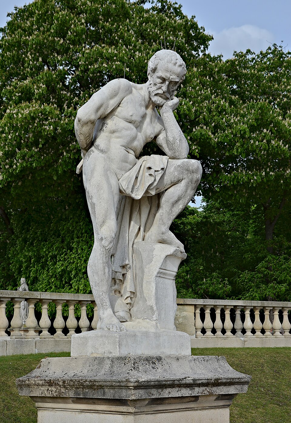 A photograph of Marius debout sur les ruines de Carthage