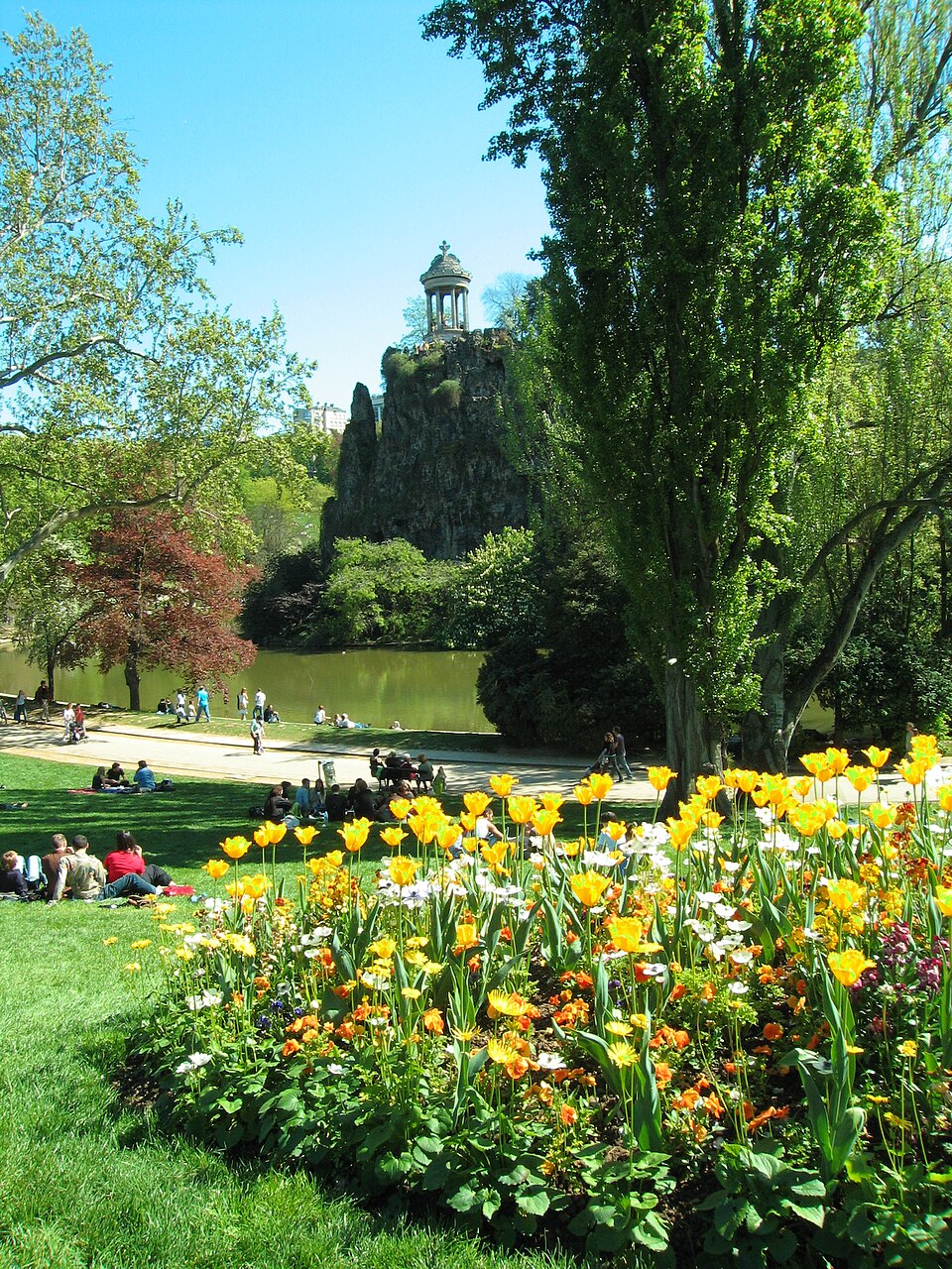 A photograph of parc des Buttes-Chaumont