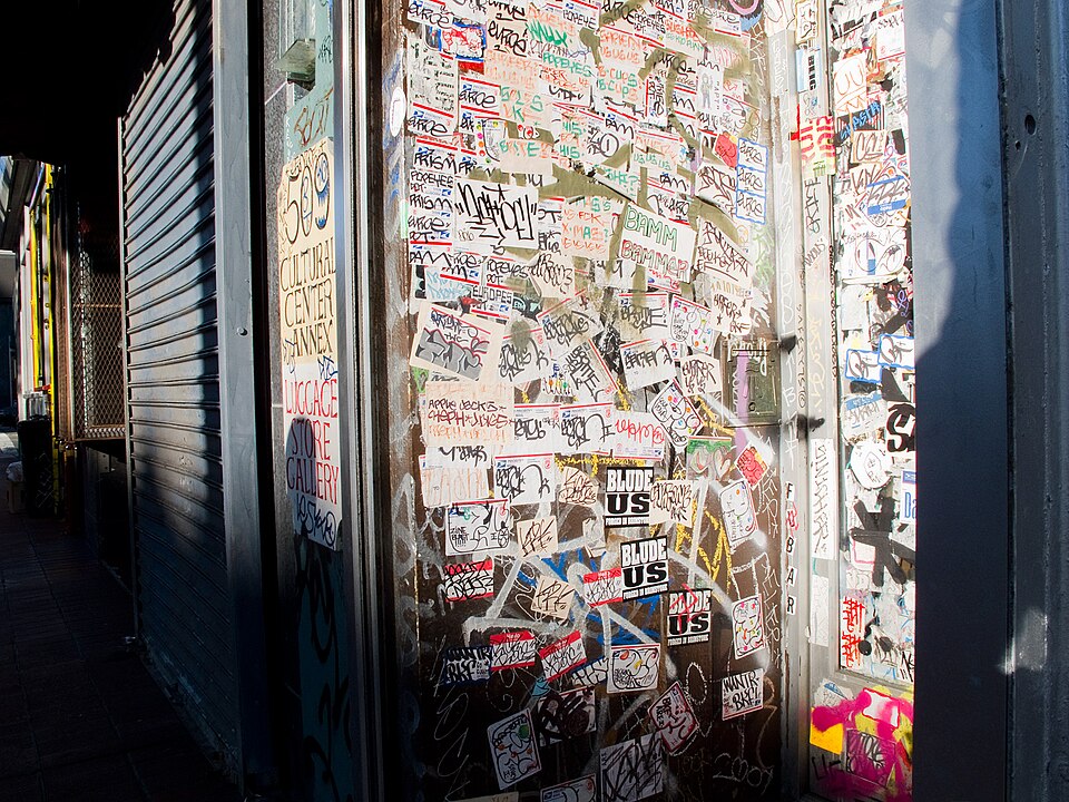 A photograph of Art store