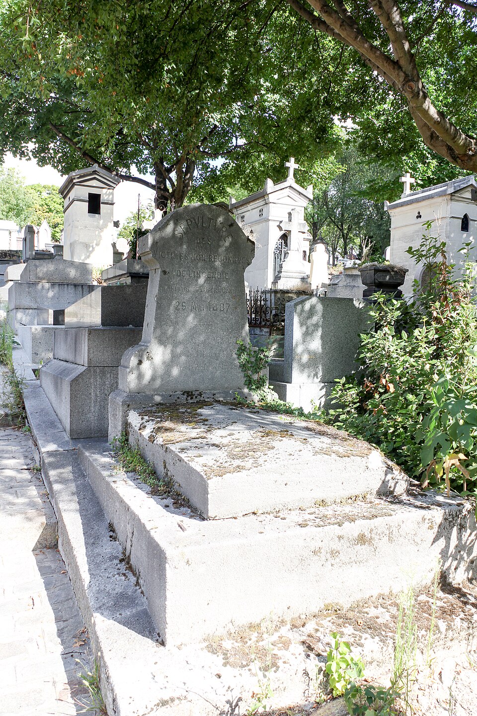 A photograph of Memorial for the victims of the fire at the Opéra-Comique