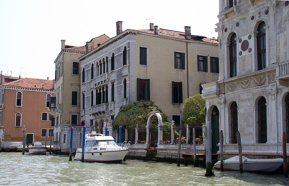 A photograph of Palazzo Loredan Cini