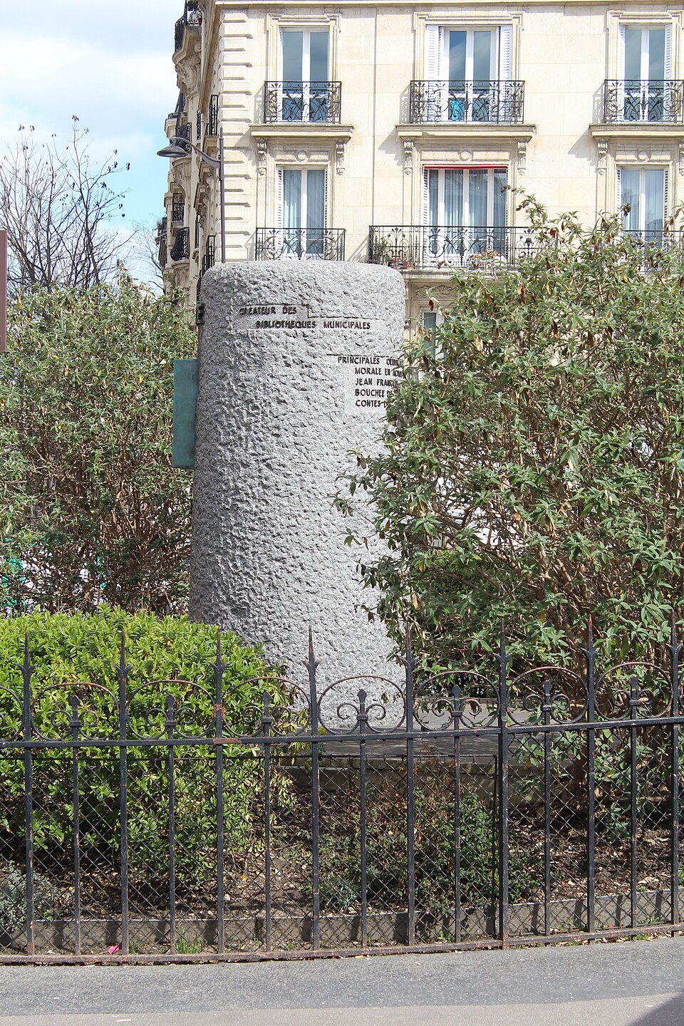A photograph of Monument à Jean Macé