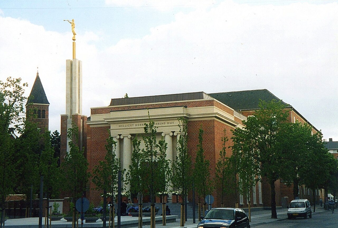 Uma fotografia de Copenhagen Denmark Temple