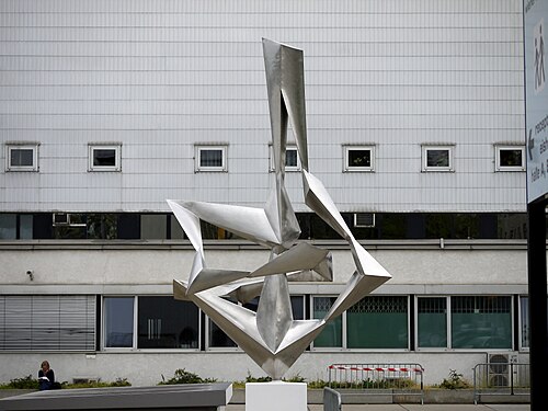 Plastik "Bewegung" von Wander Bertoni, Stadthalle Wien