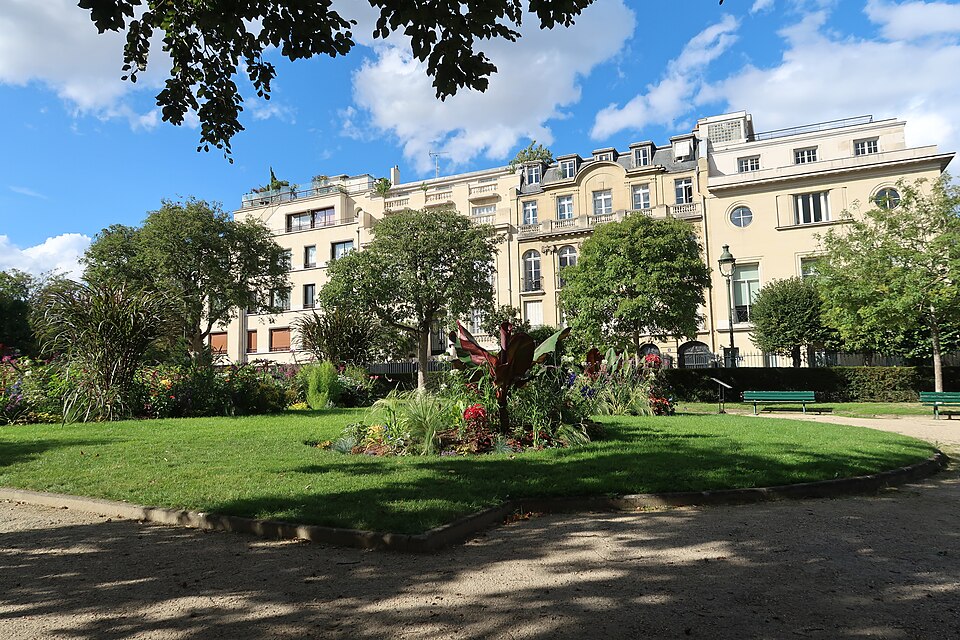 A photograph of square des Écrivains-Combattants-Morts-pour-la-France