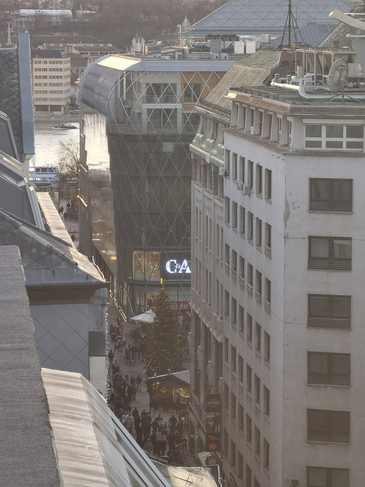 Une photographie de Vorosmarty Square