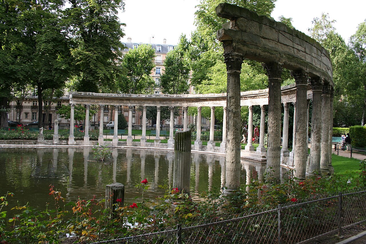 Uma fotografia de parc Monceau