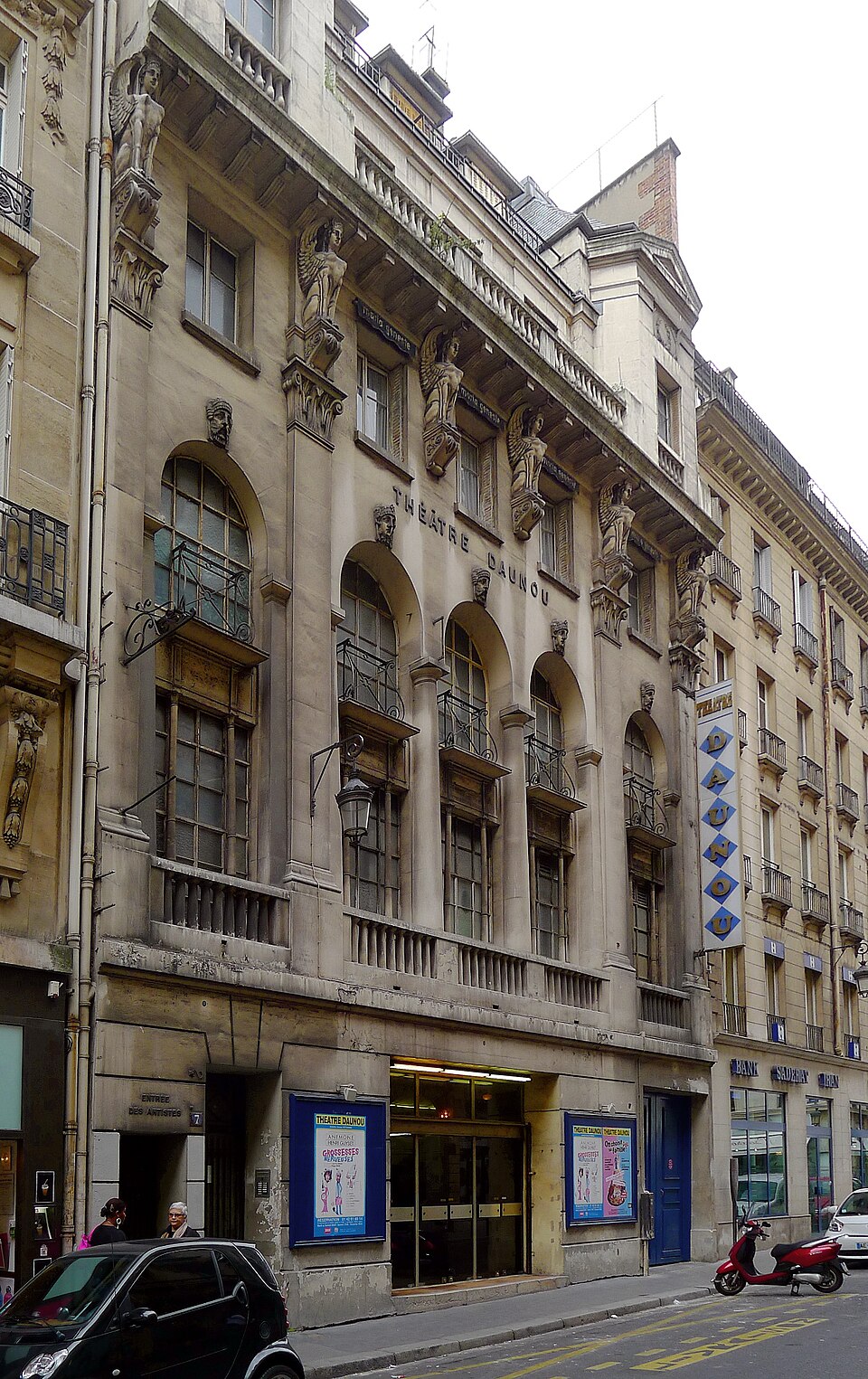 A photograph of Théâtre Daunou