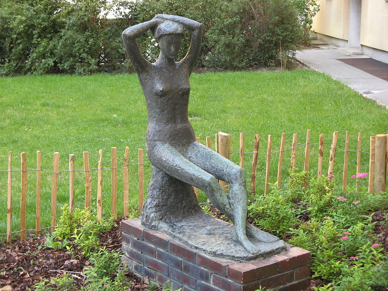 Sitzendes Mädchen