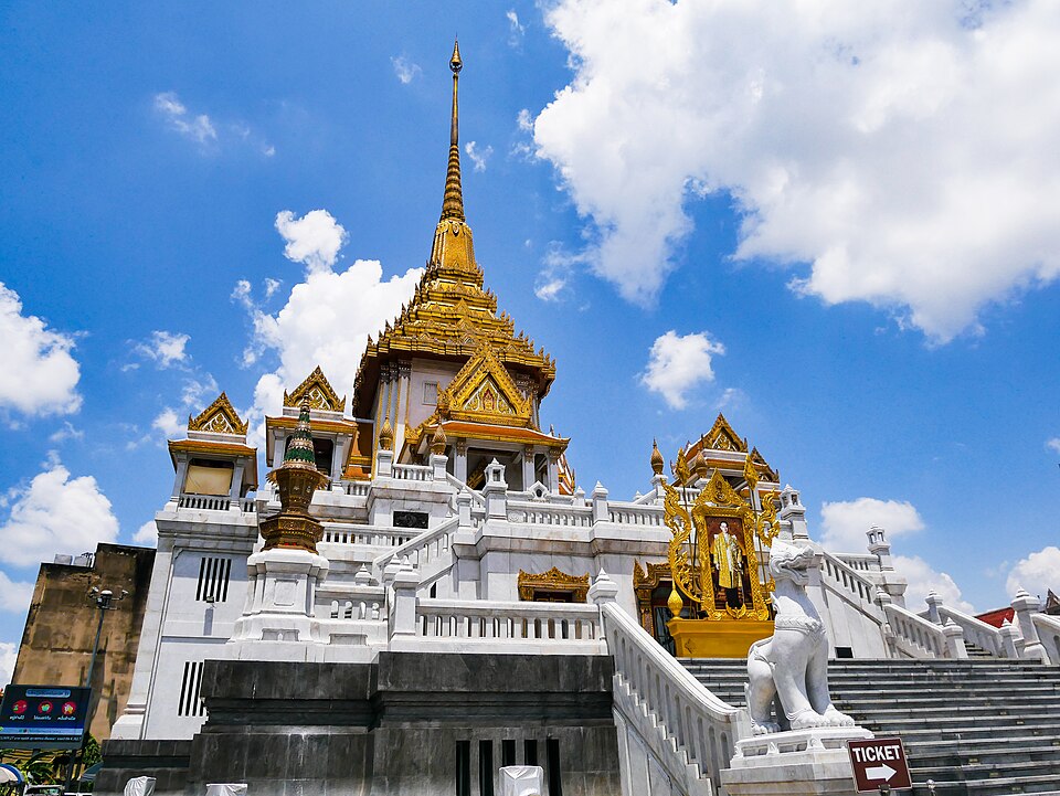 A photograph of Wat Traimit