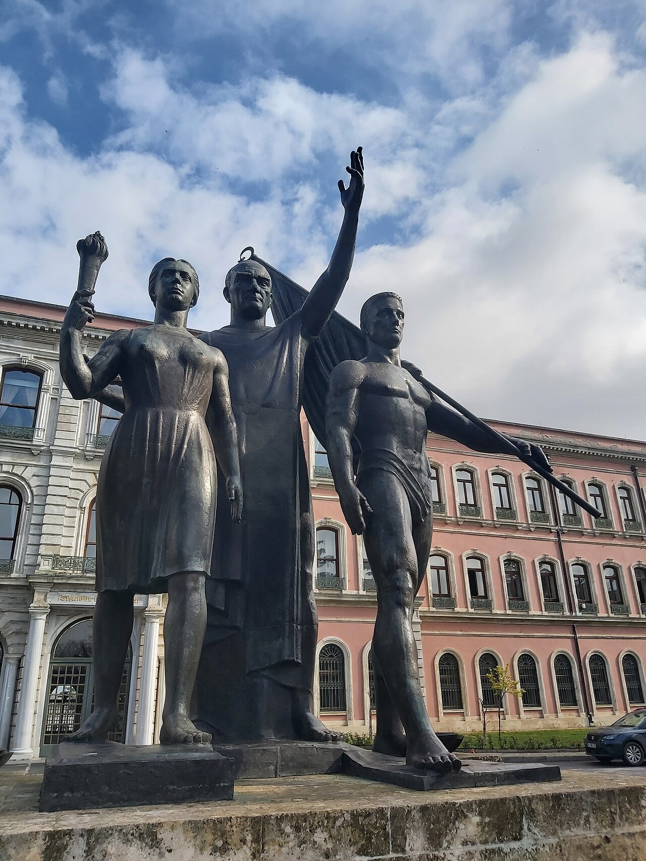 İstanbul Üniversitesi Atatürk ve Gençlik Anıtı