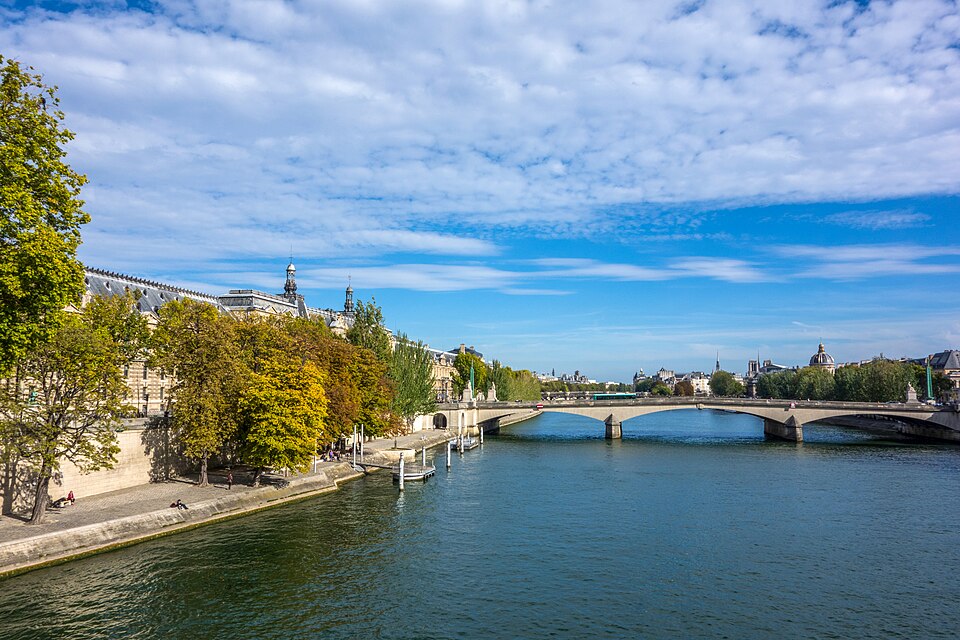 A photograph of Pont du Carrousel