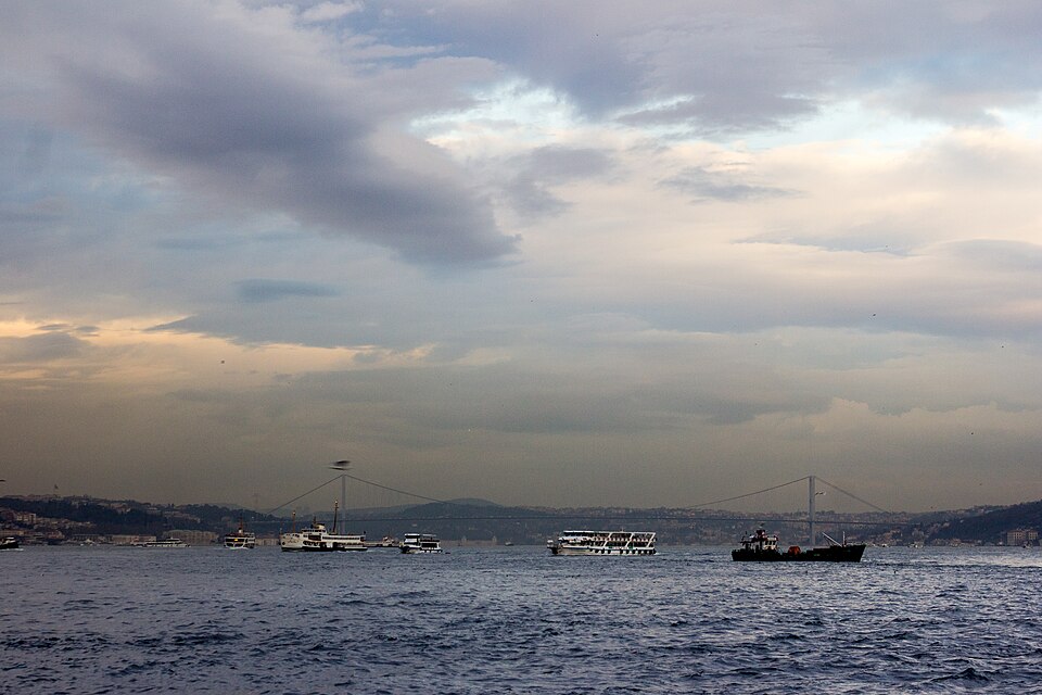 A photograph of Bosphorus cruise from Eminönü