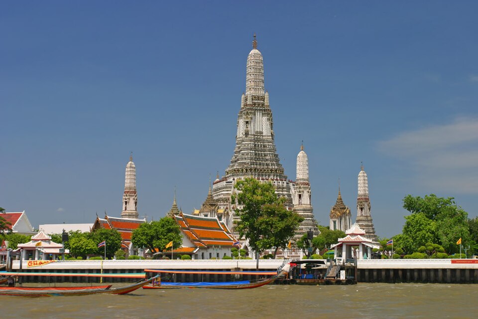 A photograph of Wat Arun