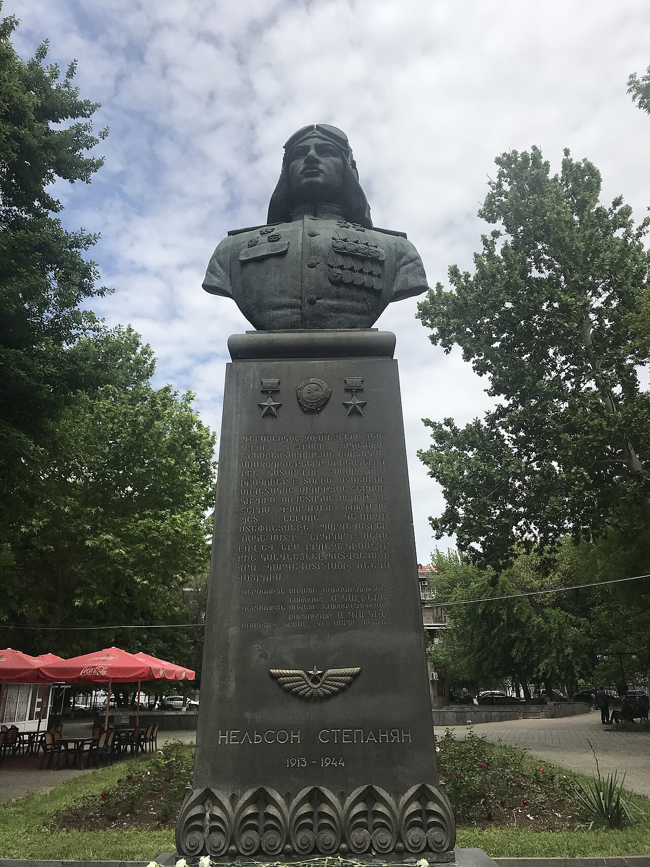 Erivan'daki Nelson Stepanyan Büstü fotoğrafı