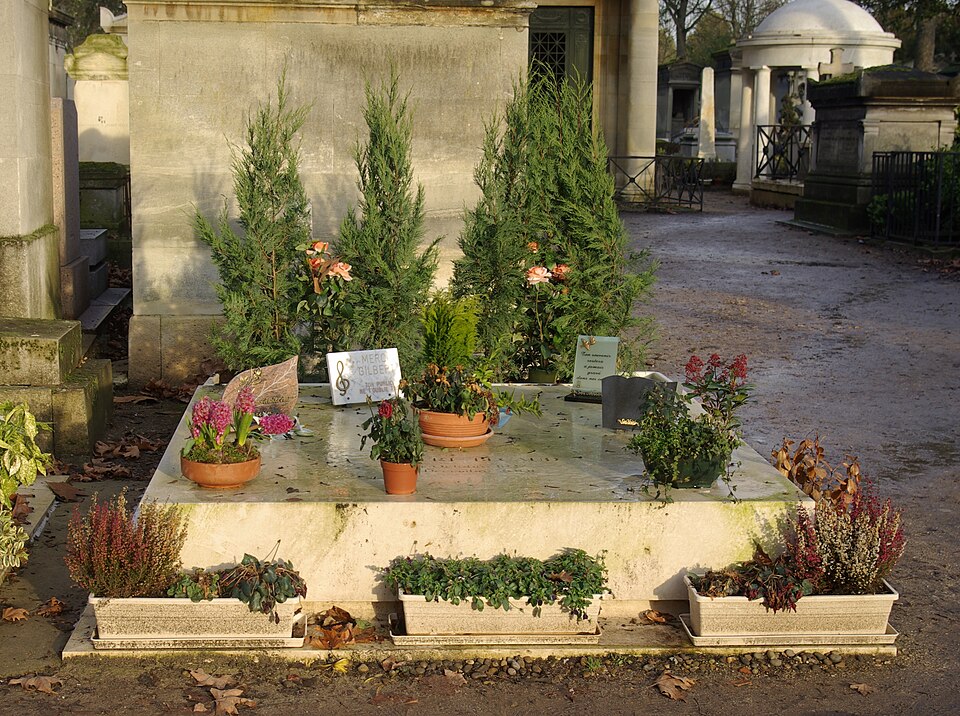 A photograph of Gilbert Bécaud's tomb