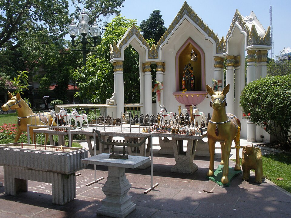 A photograph of Vimanmek Mansion