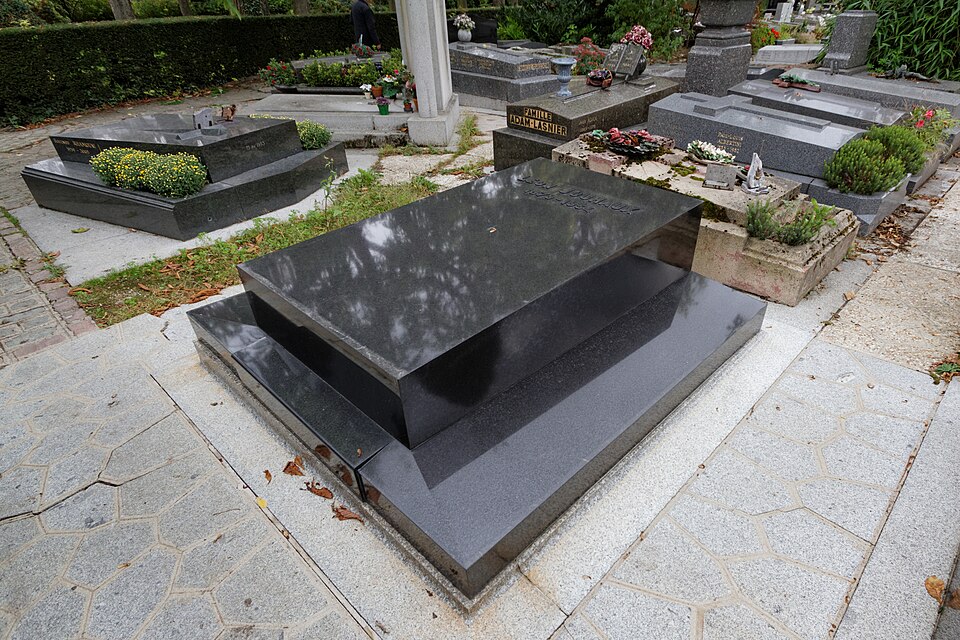 A photograph of Grave of Jouhaux