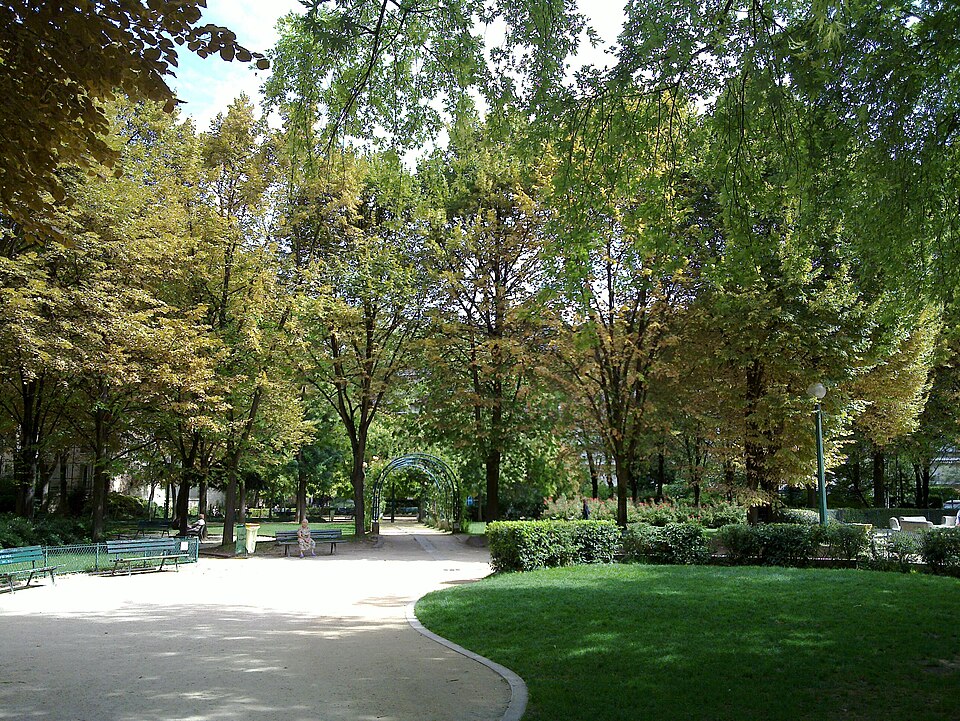 A photograph of square du Clos Feuquières
