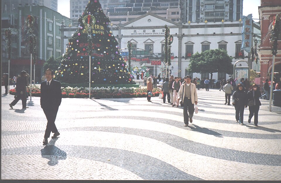 A photograph of Senado Square